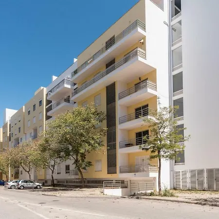 Lovelystay - Spacious In - Balcony And Bbq דירה